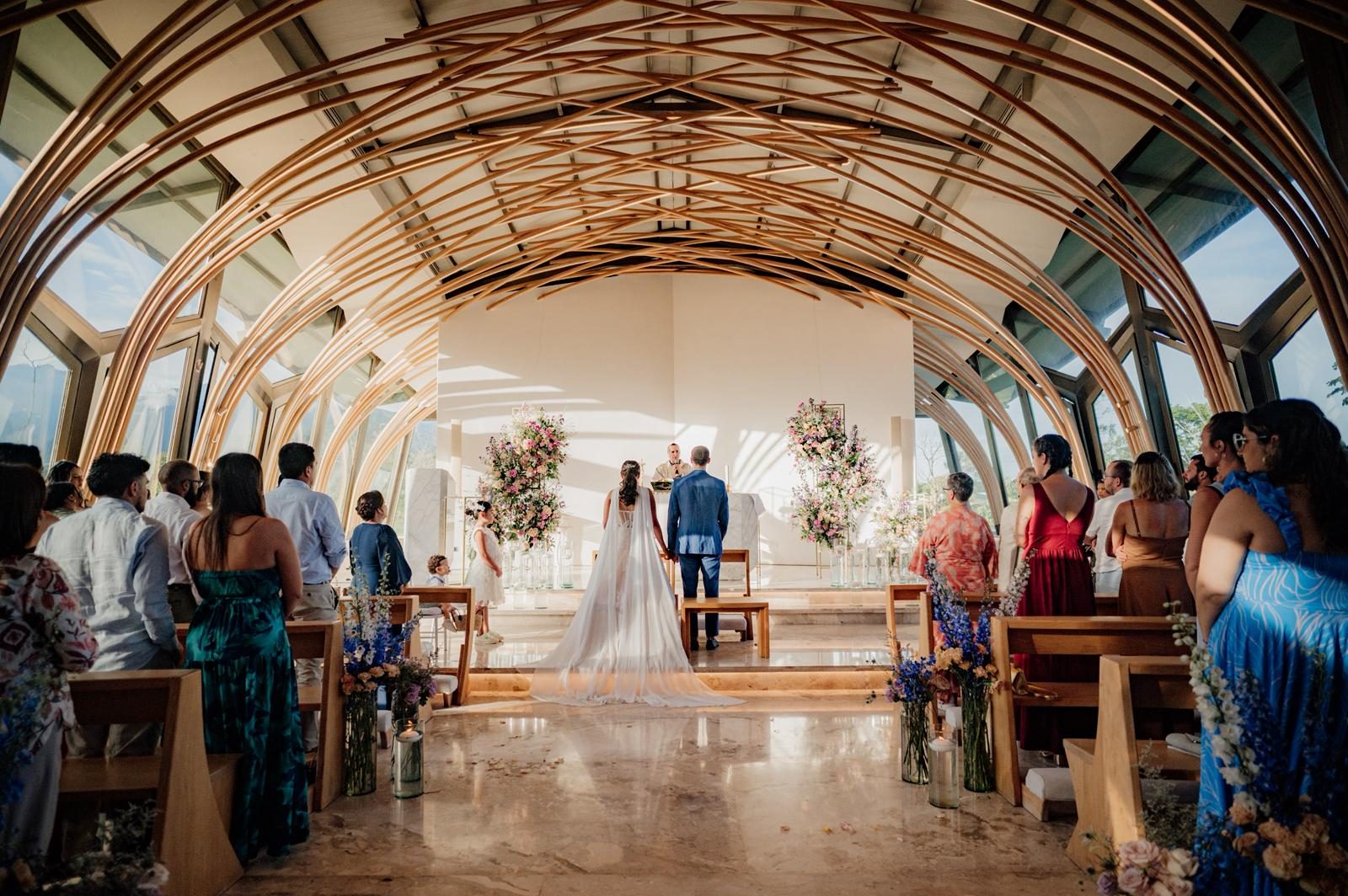 Beso de los novios bajo el velo