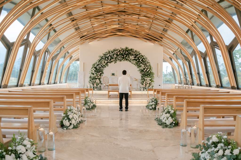 Novios entre arreglos florales