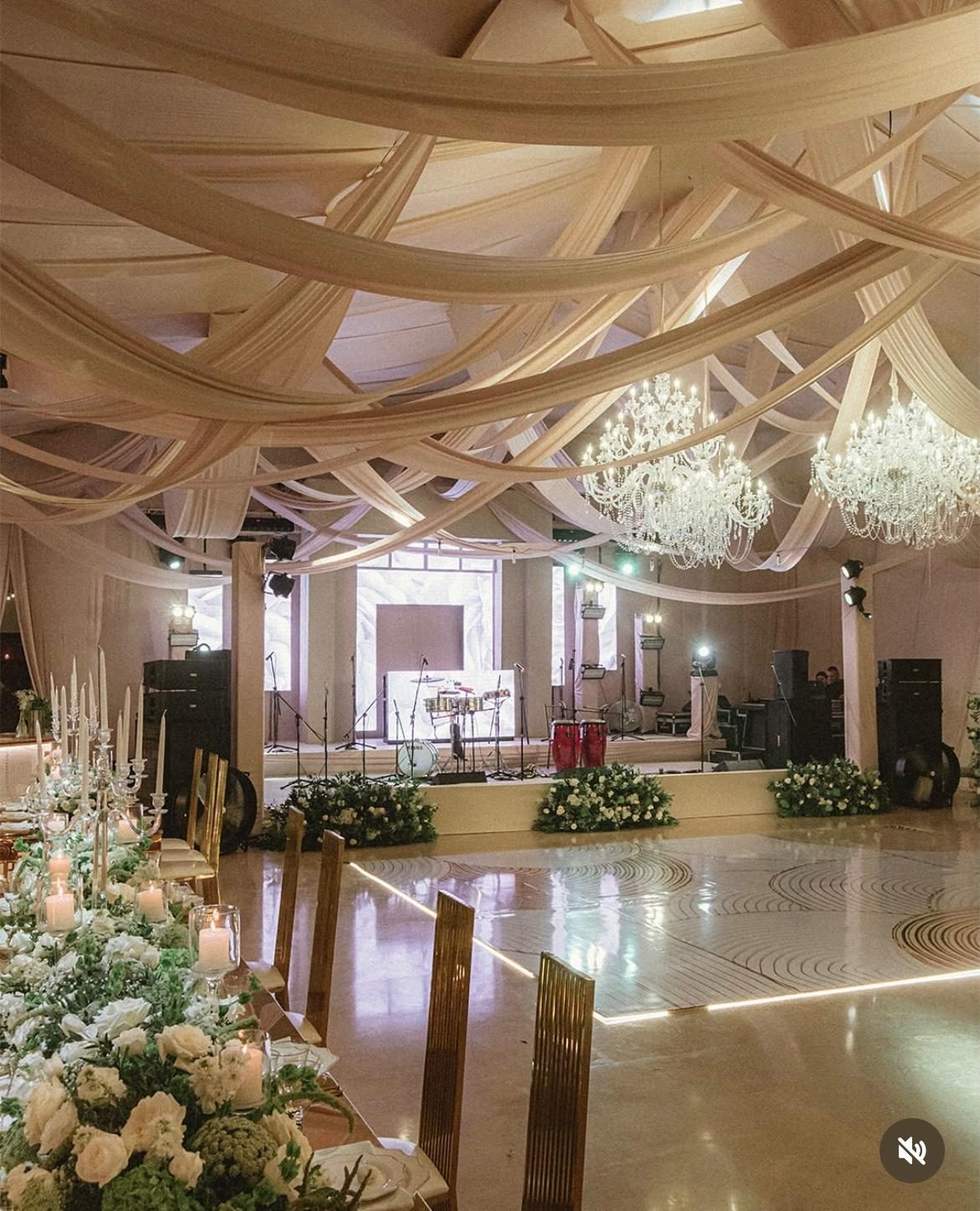Salón con drapeado y candelabros